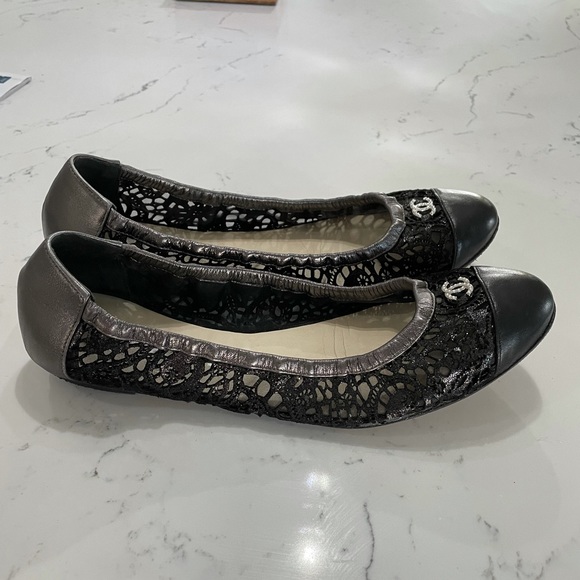 Chanel Black/Anthracite Metallic Leather Lace Pearl CC Logo Ballet Flats - Picture 4 of 8
